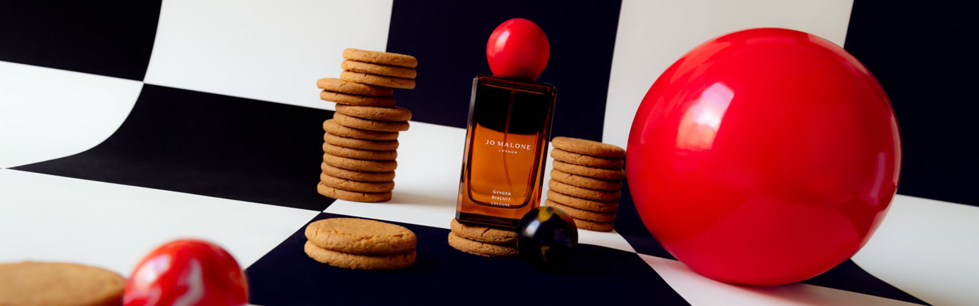 Jo Malone London Ginger Biscuit Collection de bougies Cologne sur un lit de mousse avec boucles noires et blanches